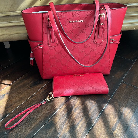 Brand new Micheal Kors tote!Wristlet wallet available as well in good condition - Picture 2 of 9